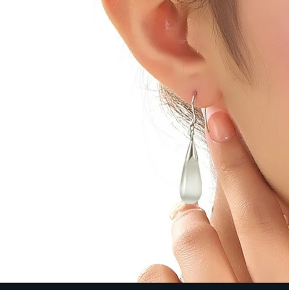 🎉🎉NEW🎉🎉BEAUTIFUL!! WHITE OPAL Teardrop Dangle Earrings in SILVER - Picture 2 of 14